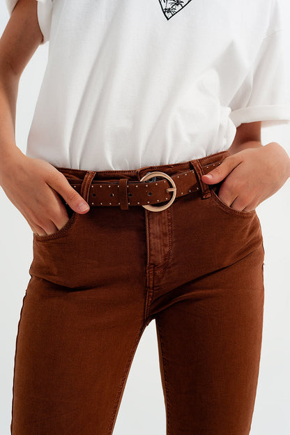 Person wearing classic brown pants and a white shirt on a light background. This clean and confident lesbian outfit is a perfect example of casual lesbian fashion and authentic lesbian style.
